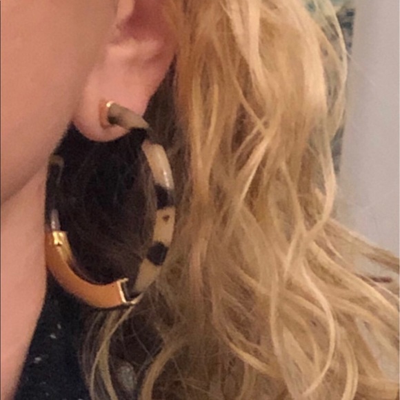 Tortoise Earrings w/Gold Bar - Picture 3 of 3